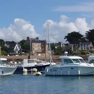 Les Pieds Dans L'eau Au Port De Ploumanac'h Perros-Guirec